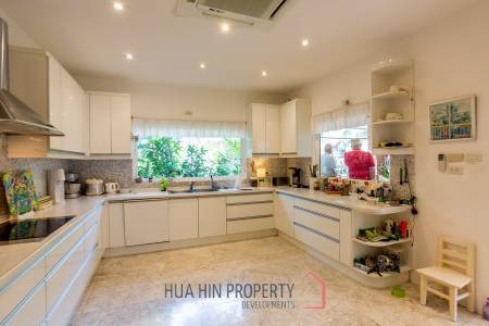 Exquisite Luxury Living: Spacious Villa in Naebkehad Village, in the Heart of Hua Hin City
