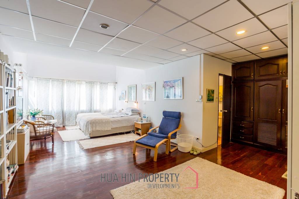 Exquisite Luxury Living: Spacious Villa in Naebkehad Village, in the Heart of Hua Hin City