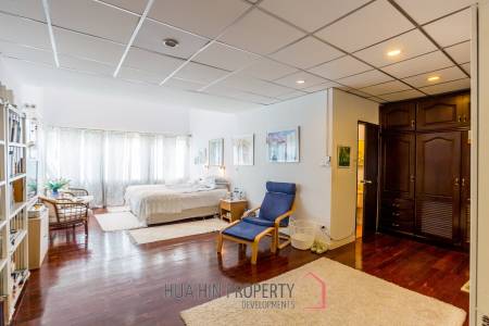 Exquisite Luxury Living: Spacious Villa in Naebkehad Village, in the Heart of Hua Hin City
