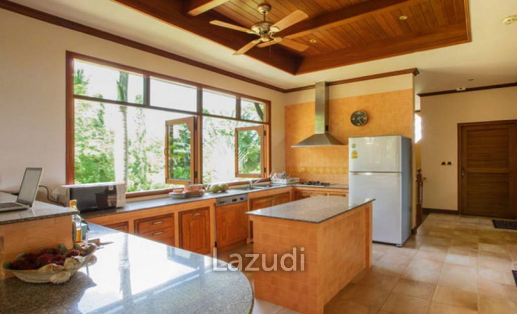 Magnificent 7 Bedroom Villa with Mountain Views