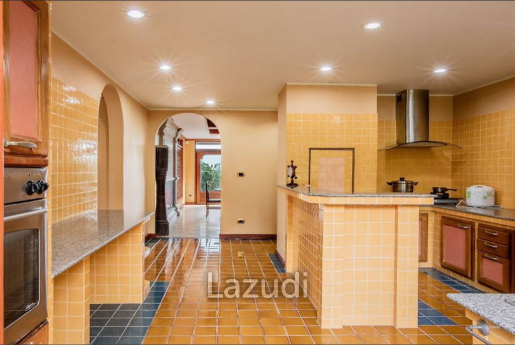 Magnificent 7 Bedroom Villa with Mountain Views