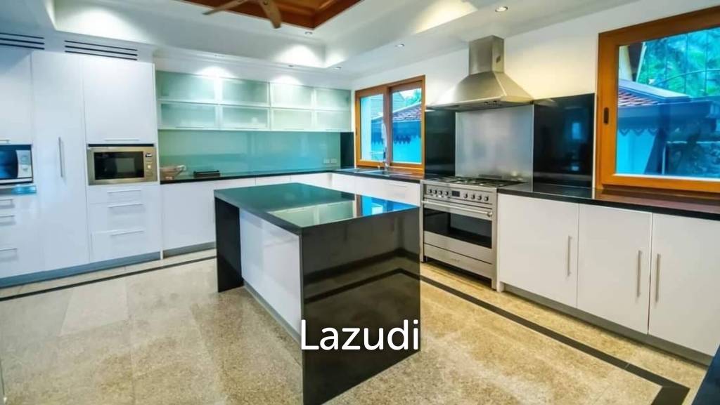 Panoramic Oceanview Thai-Style 13-Bedroom Pool Villa Near Tri Trang Beach, Patong