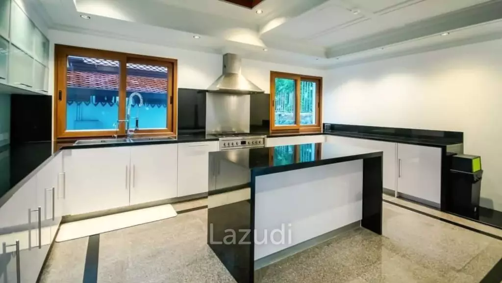 Panoramic Oceanview Thai-Style 13-Bedroom Pool Villa Near Tri Trang Beach, Patong
