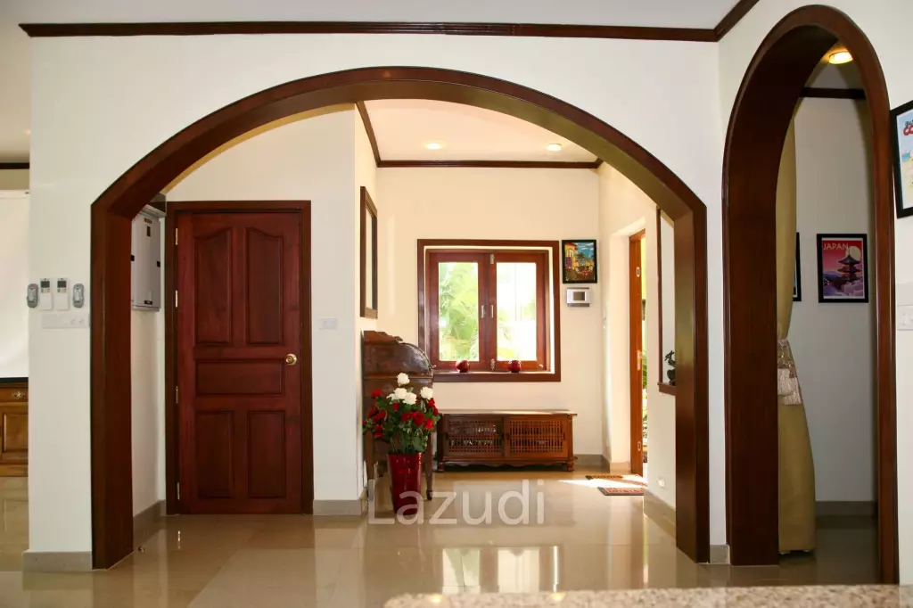 2 Storey 4 Bed  Pool Villa near Town