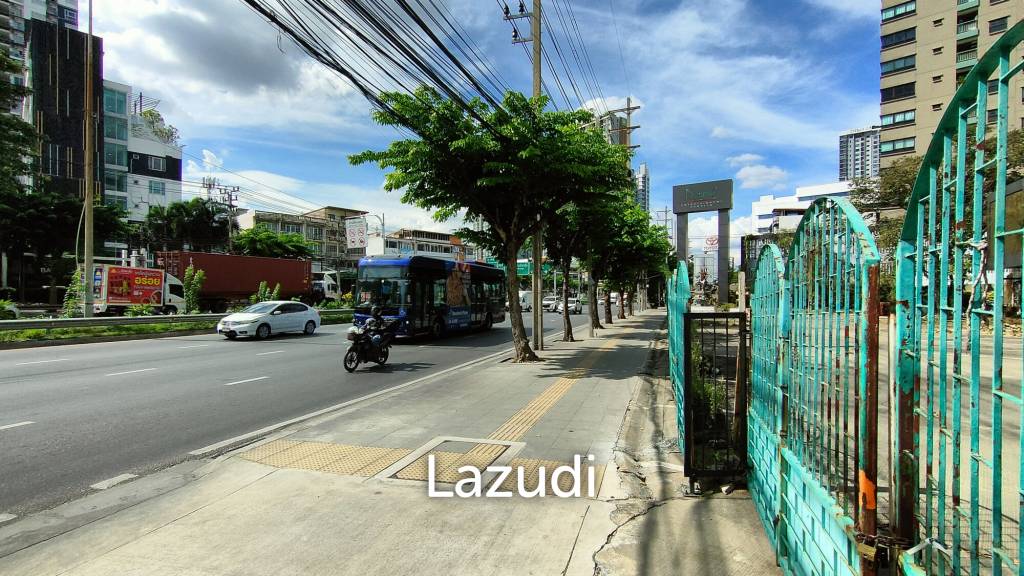 Whole Retail Building for sale in Ratchada-Thaphra