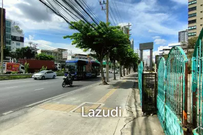 Whole Retail Building for sale in Ratchada-Thaphra
