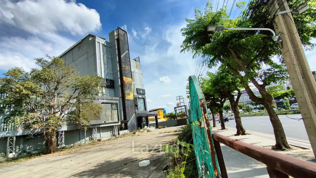 Whole Retail Building for sale in Ratchada-Thaphra