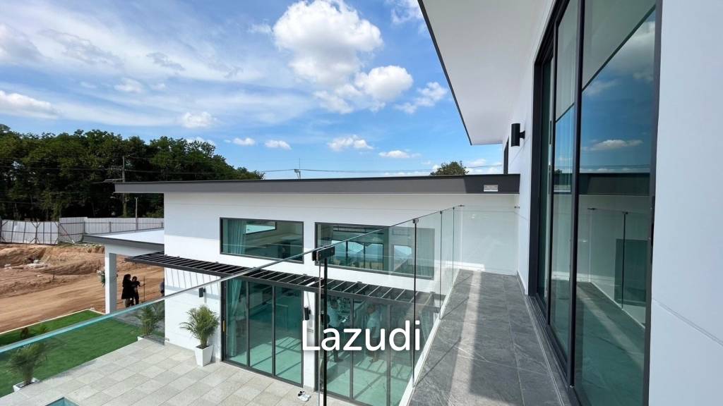 Luxurious 4-Bedroom 407.9 SQ.M Villa in Layan Chak Nok