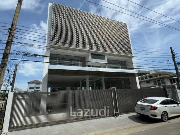 Home Office with Private Warehouse for sale and rent in Bangna