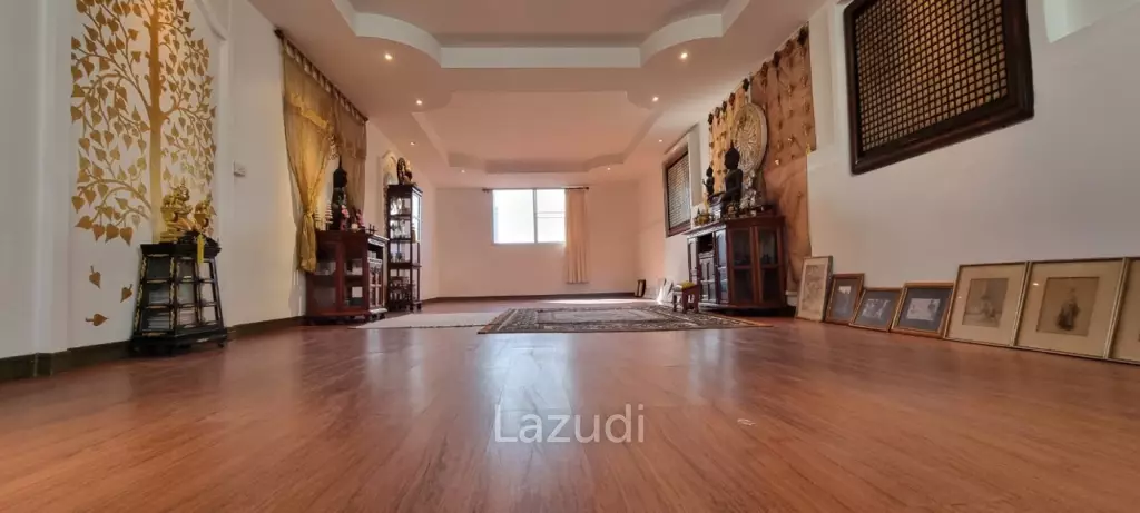 3 Beds 3 Baths 220 SQ.M. Townhouse in Pratumnak