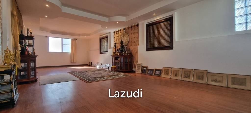 3 Beds 3 Baths 220 SQ.M. Townhouse in Pratumnak