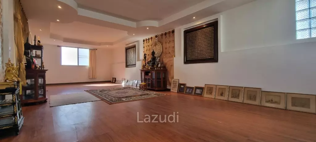 3 Beds 3 Baths 220 SQ.M. Townhouse in Pratumnak