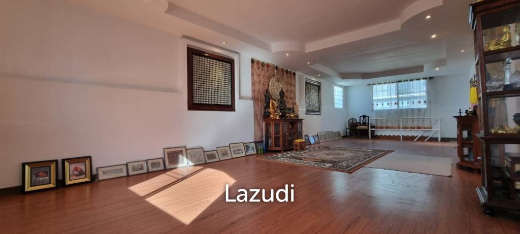 3 Beds 3 Baths 220 SQ.M. Townhouse in Pratumnak