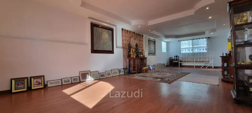 3 Beds 3 Baths 220 SQ.M. Townhouse in Pratumnak