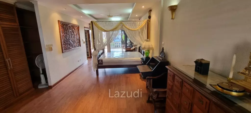 3 Beds 3 Baths 220 SQ.M. Townhouse in Pratumnak
