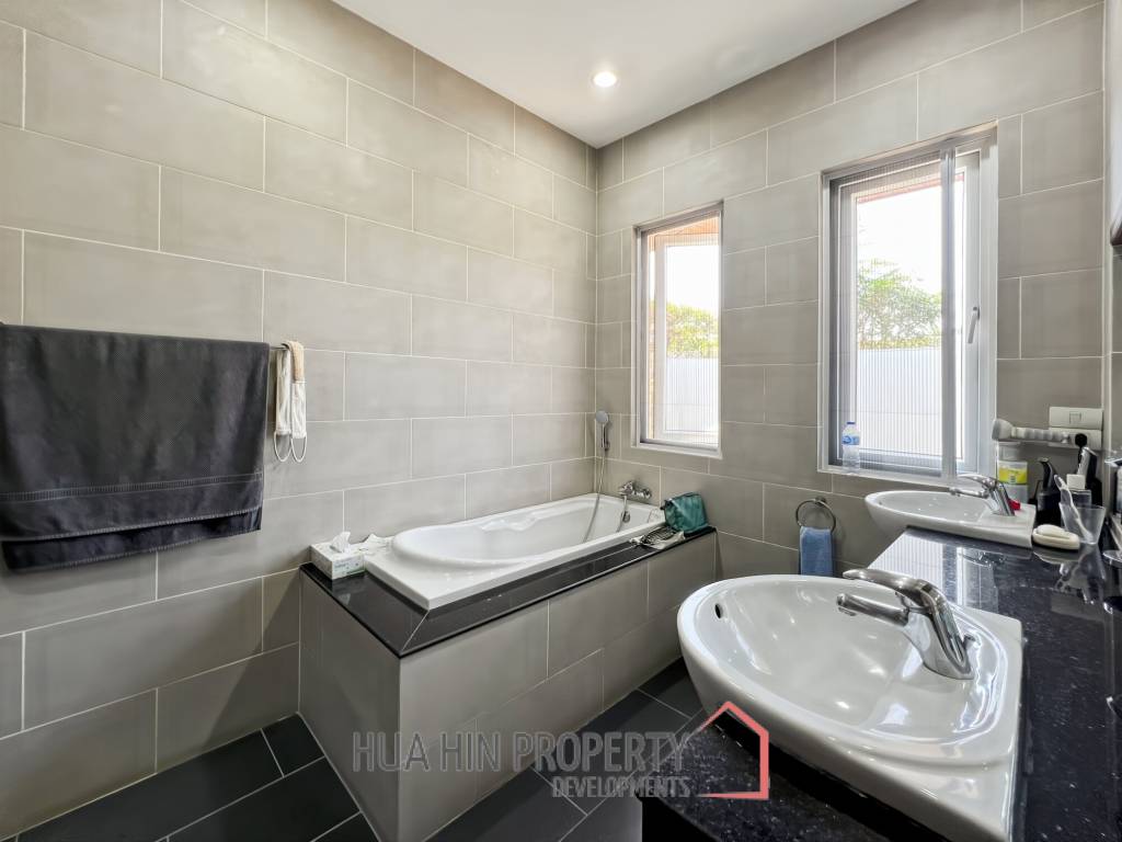 Orchid Palm Homes 3: Exquisite 3-Bed Villa with Pool