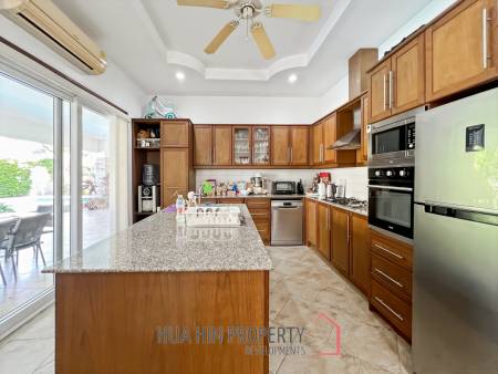 Orchid Palm Homes 3: Exquisite 3-Bed Villa with Pool