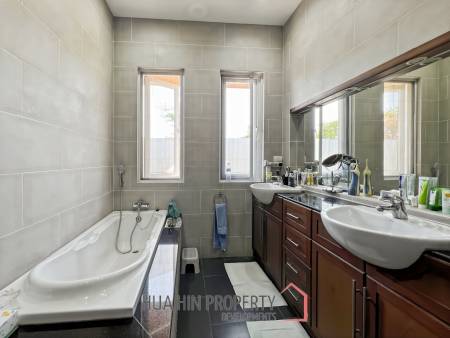 Orchid Palm Homes 3: Exquisite 3-Bed Villa with Pool