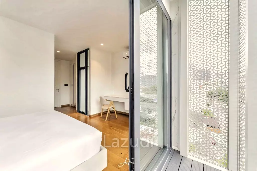3 Bed 4 Bath 580 SQ.M Heart Ekkamai Soi 10
