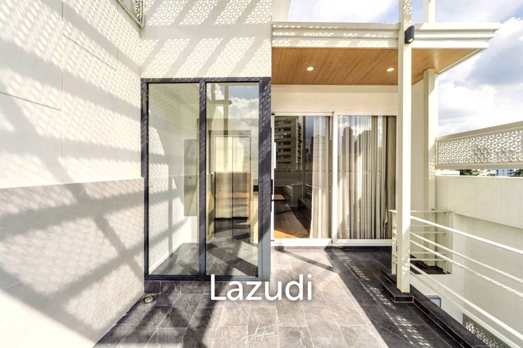 3 Bed 4 Bath 580 SQ.M Heart Ekkamai Soi 10