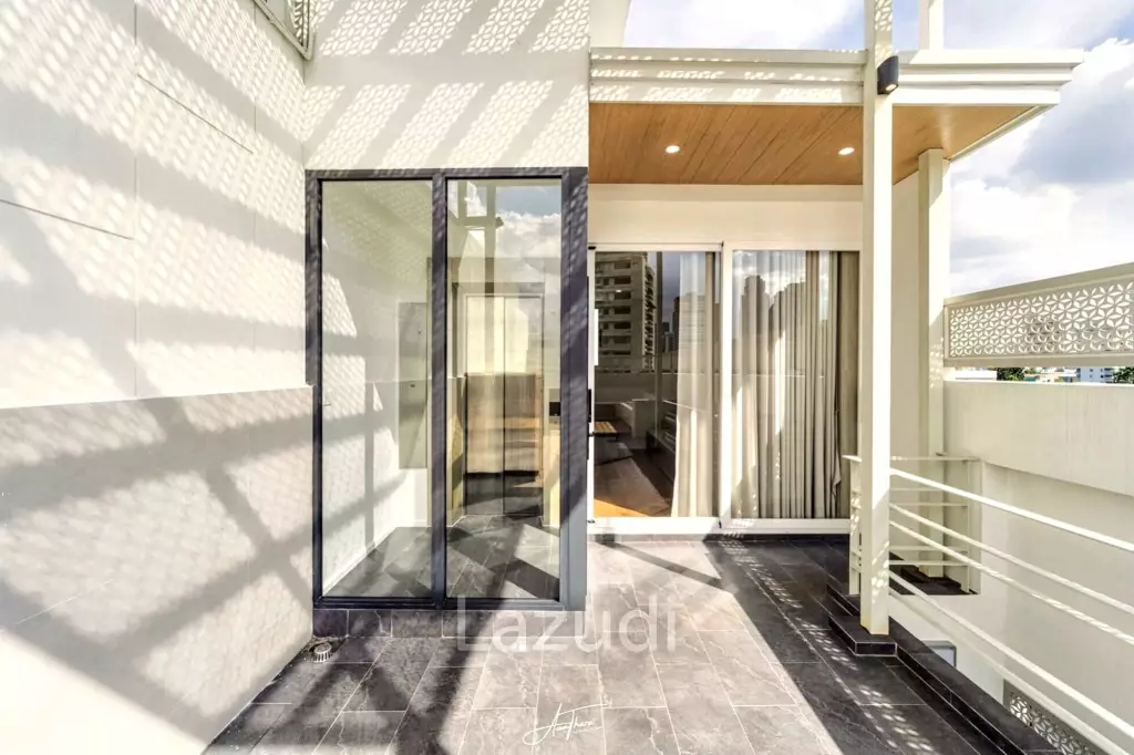 3 Bed 4 Bath 580 SQ.M Heart Ekkamai Soi 10