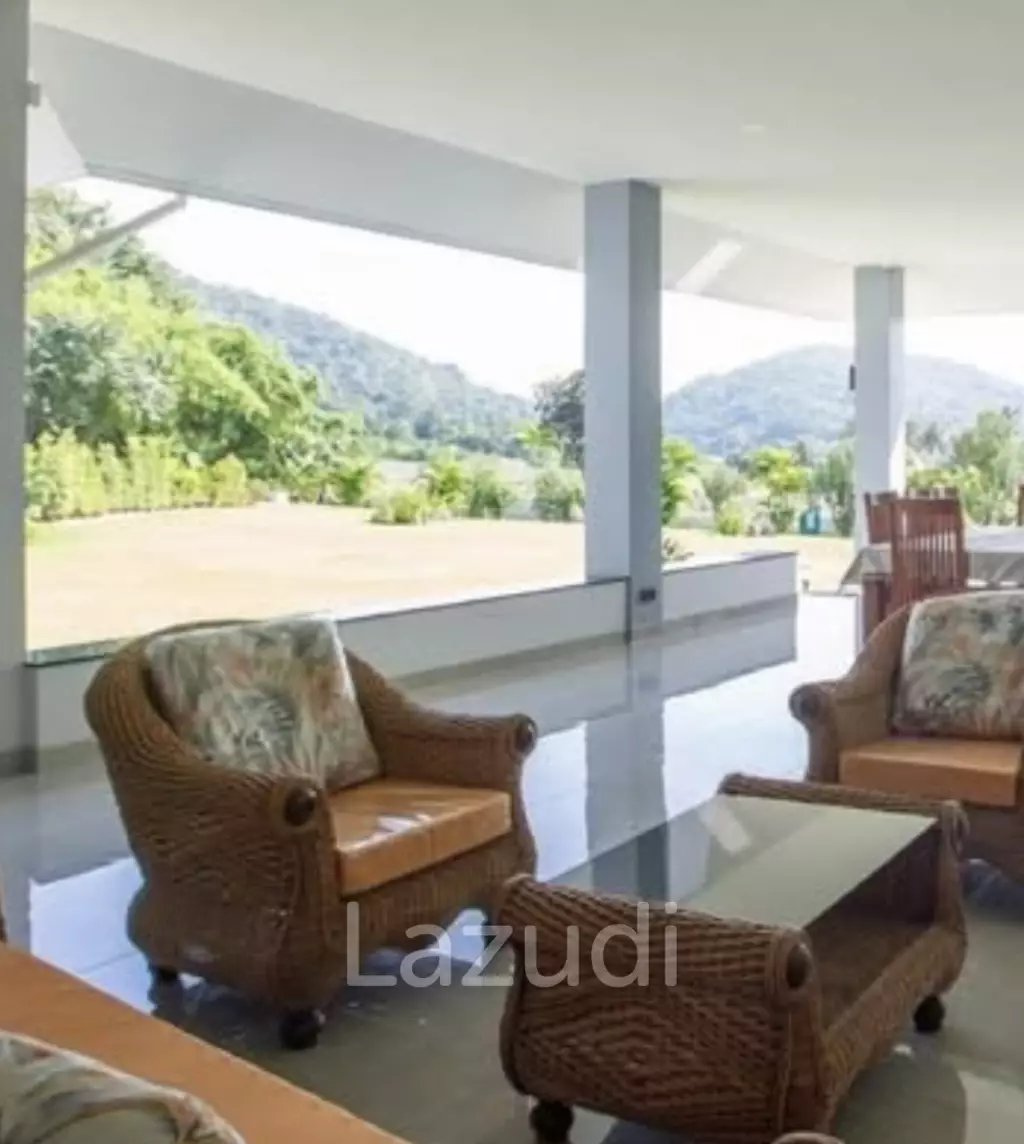LUXURY VILLA NEAR PINEAPPLE GOLF COURSE : 3 bed stunning 360 mountain views