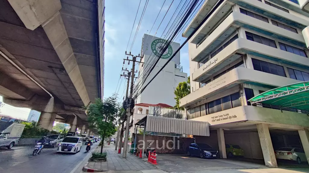 Whole Office Building for sale in Rama 9 soi 43 (facing main road)