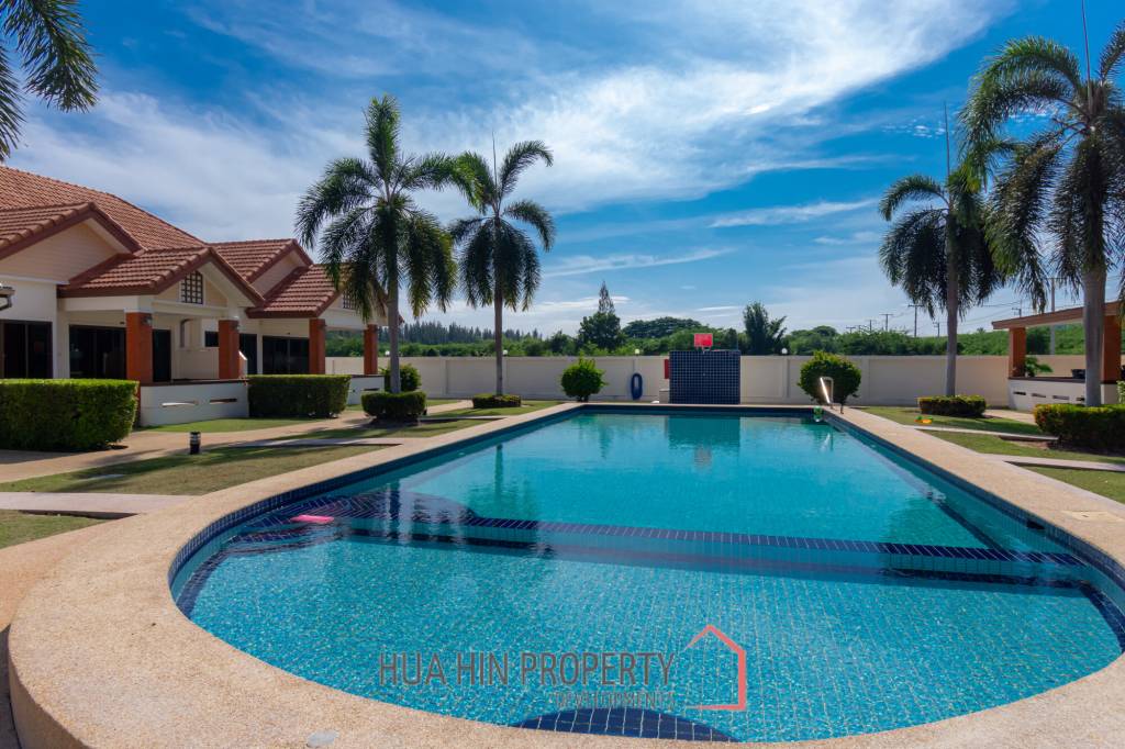 Beautiful 3 bed villa in resort close to downtown