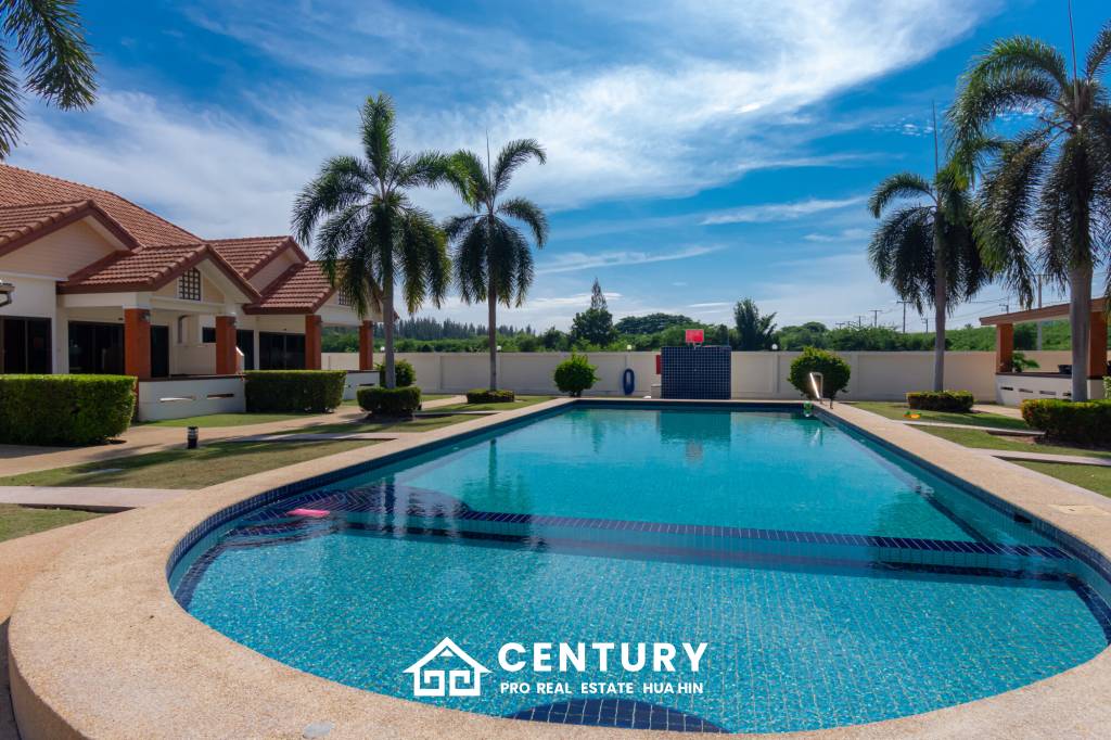 Beautiful 3 bed Villa in Resort close to downtown