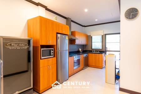 Beautiful 3 bed Villa in Resort close to downtown