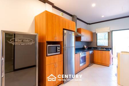 Beautiful 3 bed Villa in Resort close to downtown