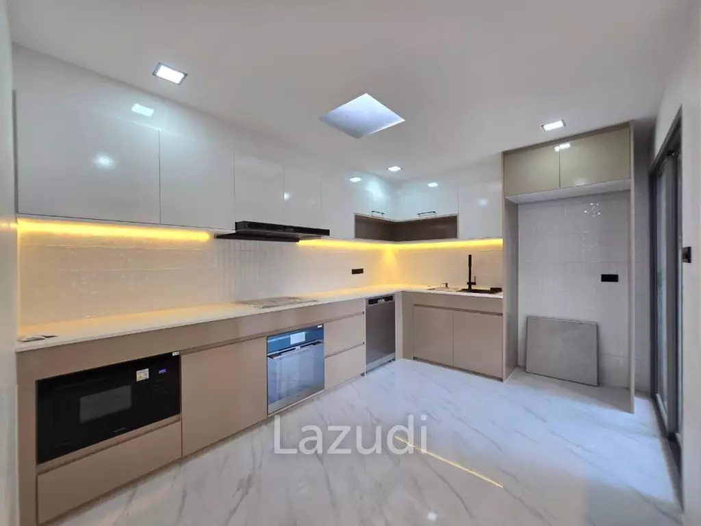 Spacious 2-Story Pool Villa In Chalong