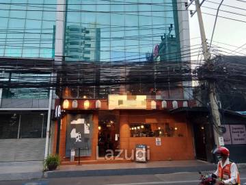 200SQM Restaurant on Thong Lo 13 Main Road Busy Intersection - Ground Floor with Parking