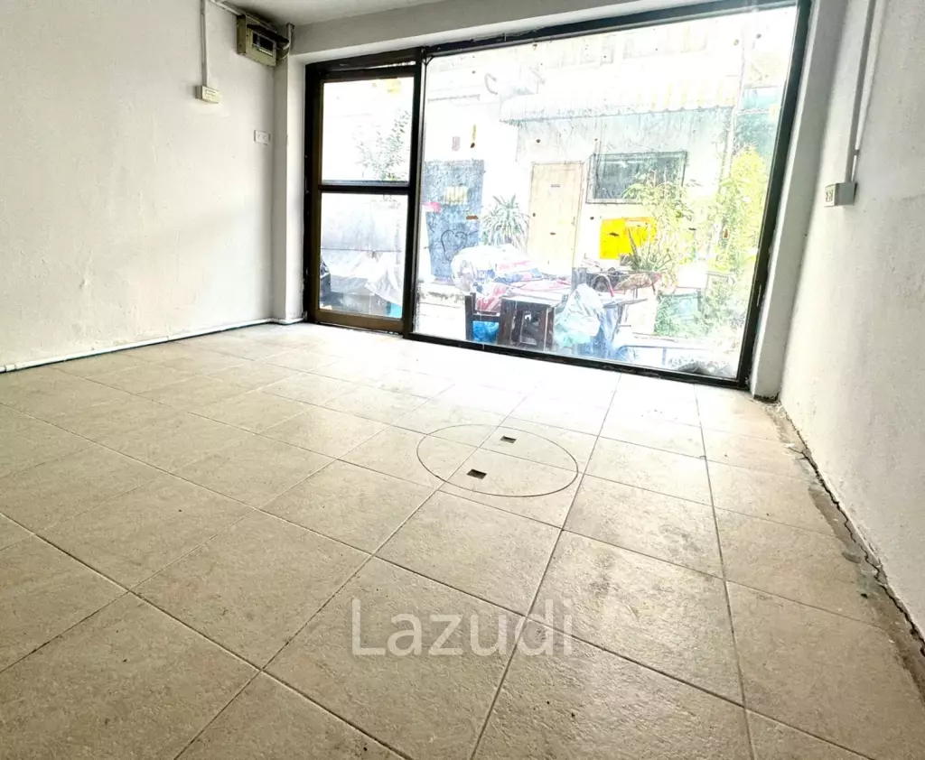 36 m2 3-Storey Mini Shophouse Soi 19 100m from Robinson and Terminal 21!