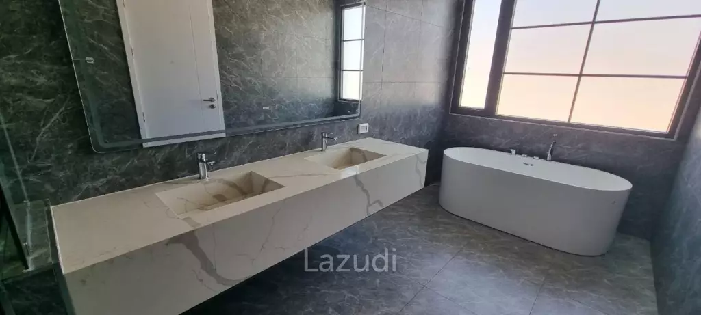 6 Beds 5 Baths 450 SQ.M. Rungsii Village