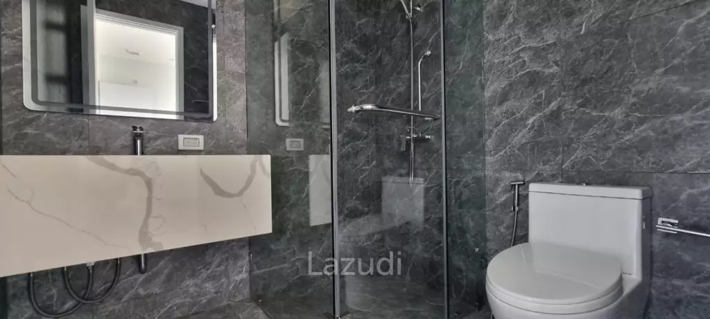 6 Beds 5 Baths 450 SQ.M. Rungsii Village