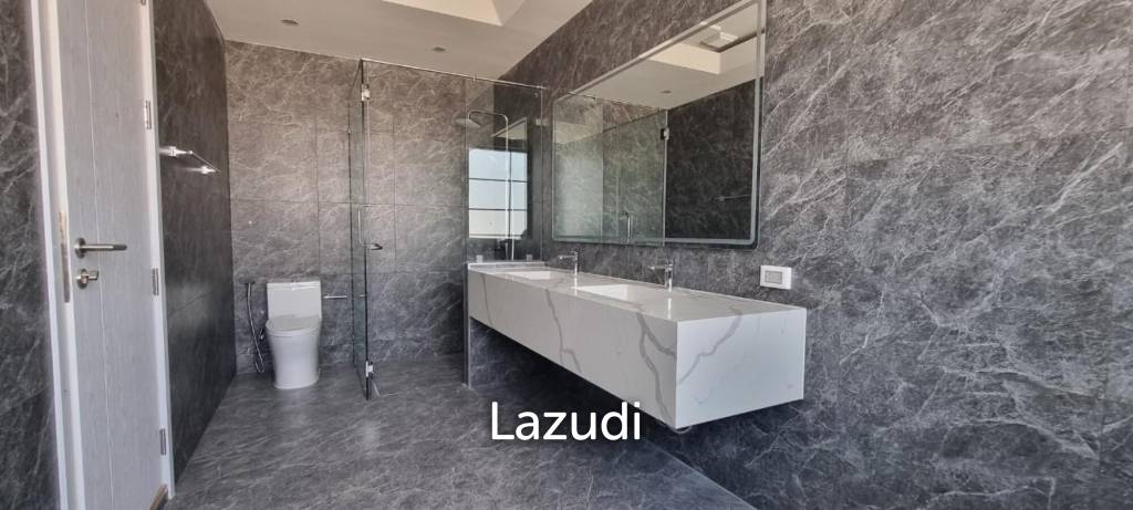 6 Beds 5 Baths 450 SQ.M. Rungsii Village