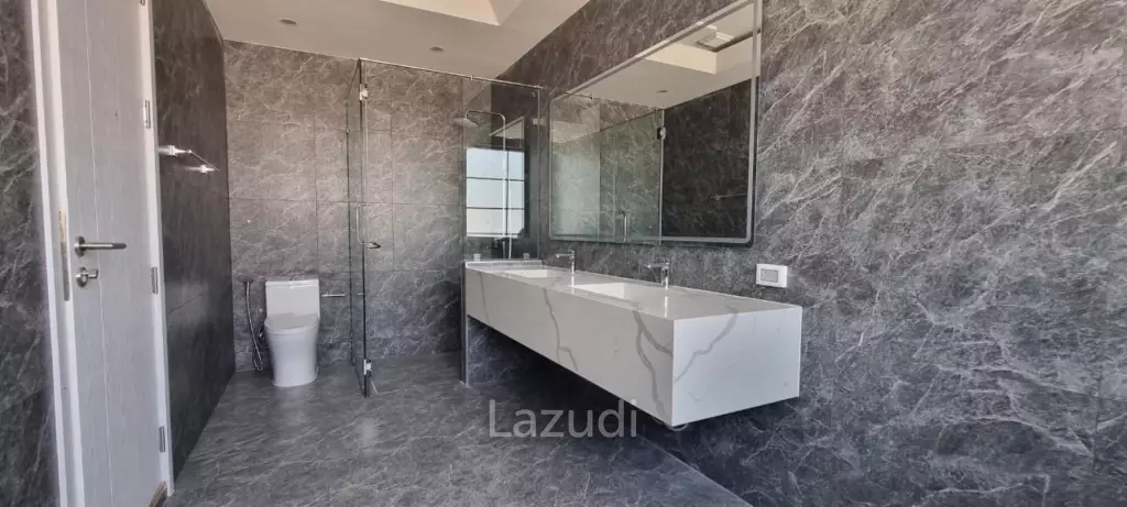 6 Beds 5 Baths 450 SQ.M. Rungsii Village