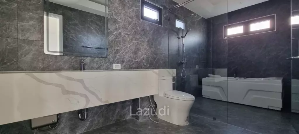 6 Beds 5 Baths 450 SQ.M. Rungsii Village