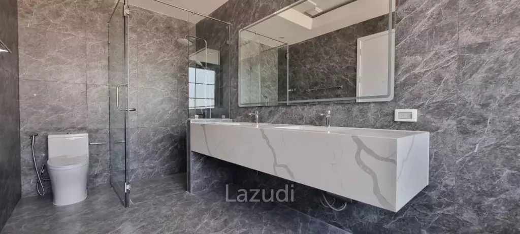 6 Beds 5 Baths 450 SQ.M. Rungsii Village