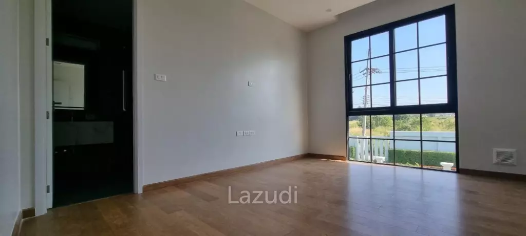 6 Beds 5 Baths 450 SQ.M. Rungsii Village
