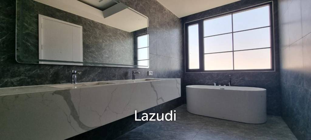 6 Beds 5 Baths 450 SQ.M. Rungsii Village