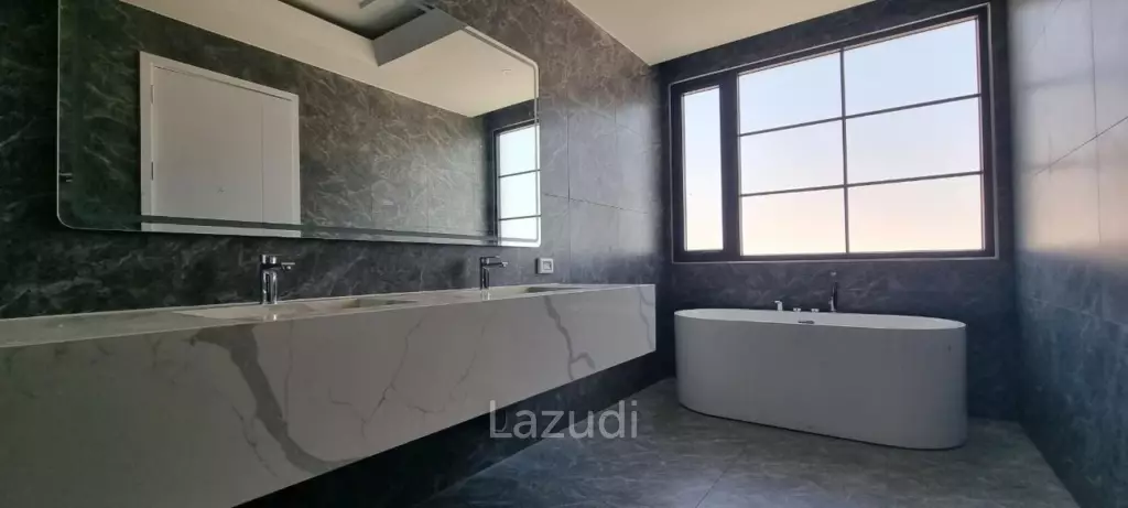 6 Beds 5 Baths 450 SQ.M. Rungsii Village