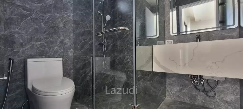 6 Beds 5 Baths 450 SQ.M. Rungsii Village