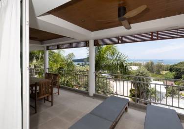 Large Seaview Condo In Peaceful Location