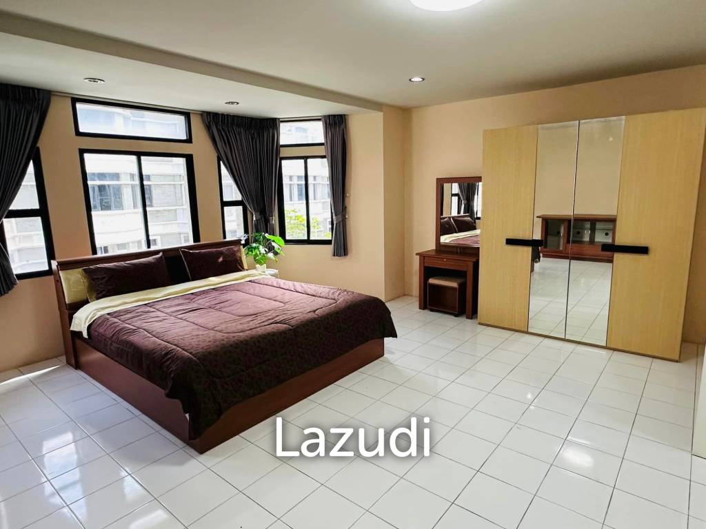 3 Beds 4 Baths 380 SQ.M Moo Baan Chicha Castle