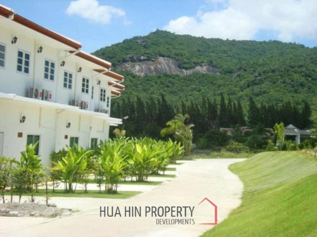 Investment opportunity : 12 townhouses to renovate