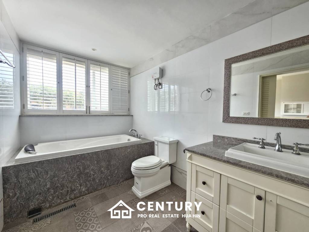 ROYAL PRINCESS HUA HIN : Luxurious 4 Bed Beachfront condo