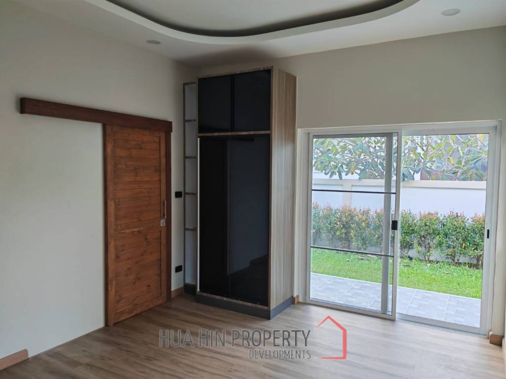 Completely and tastefully renovated house with 3 bedrooms and 3 bathrooms on a large plot