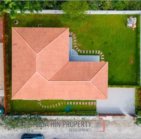 Completely and tastefully renovated house with 3 bedrooms and 3 bathrooms on a large plot